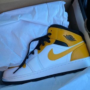 I am selling Air Jordan 1 Mid